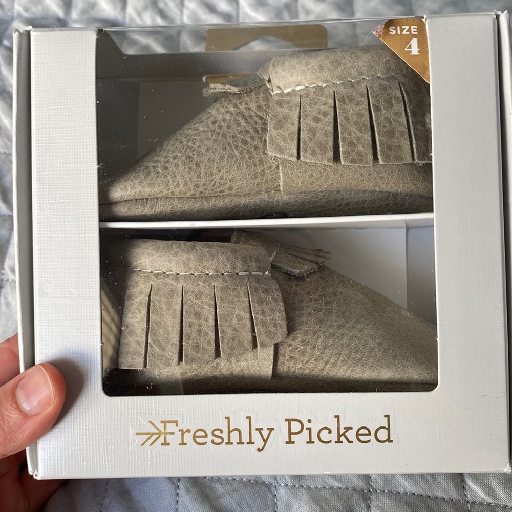 Freshly Picked moccasins size 4 granite